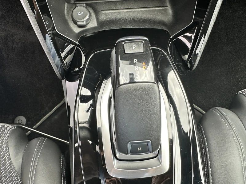 Photo de la voiture PEUGEOT 2008 PureTech 130 S&S EAT8 GT Line