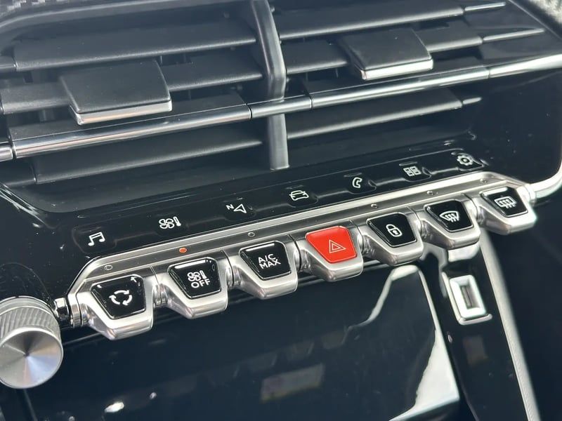 Photo de la voiture PEUGEOT 2008 PureTech 130 S&S EAT8 GT Line