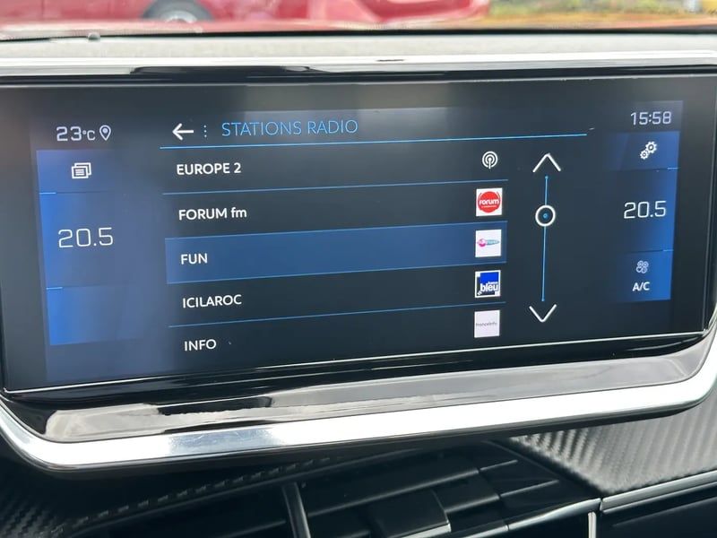 Photo de la voiture PEUGEOT 2008 PureTech 130 S&S EAT8 GT Line