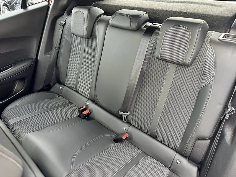 Photo de la voiture PEUGEOT 2008 PureTech 130 S&S EAT8 GT Line