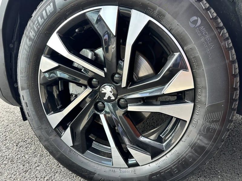 Photo de la voiture PEUGEOT 2008 PureTech 130 S&S EAT8 GT Line