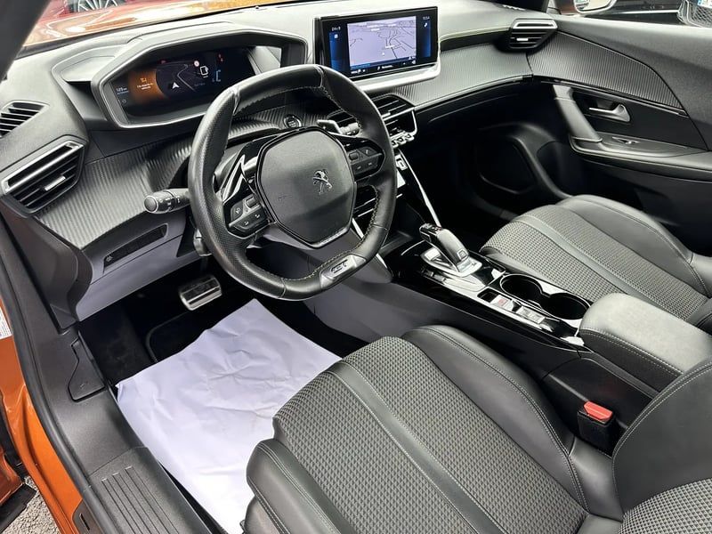 Photo de la voiture PEUGEOT 2008 PureTech 130 S&S EAT8 GT Line