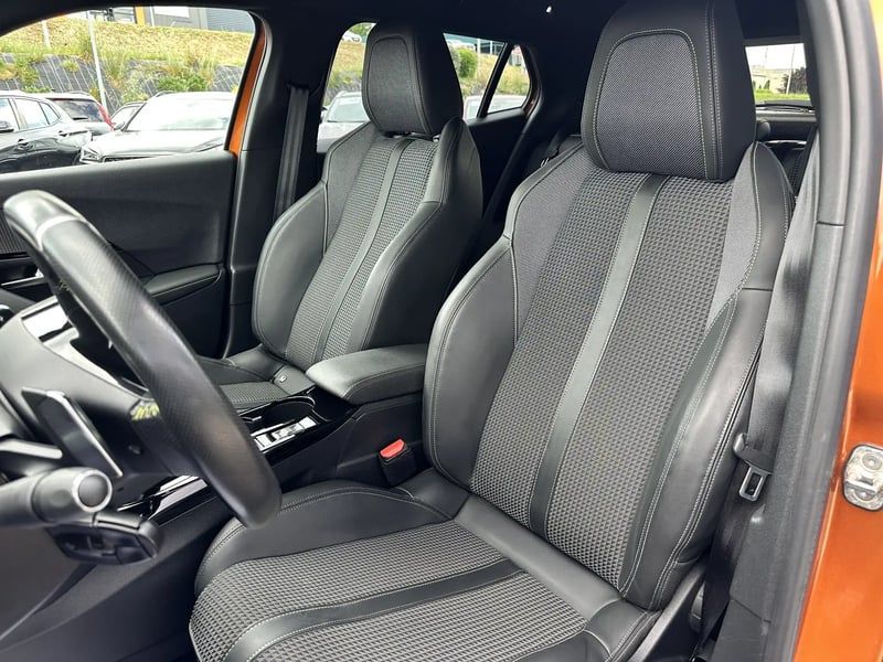 Photo de la voiture PEUGEOT 2008 PureTech 130 S&S EAT8 GT Line