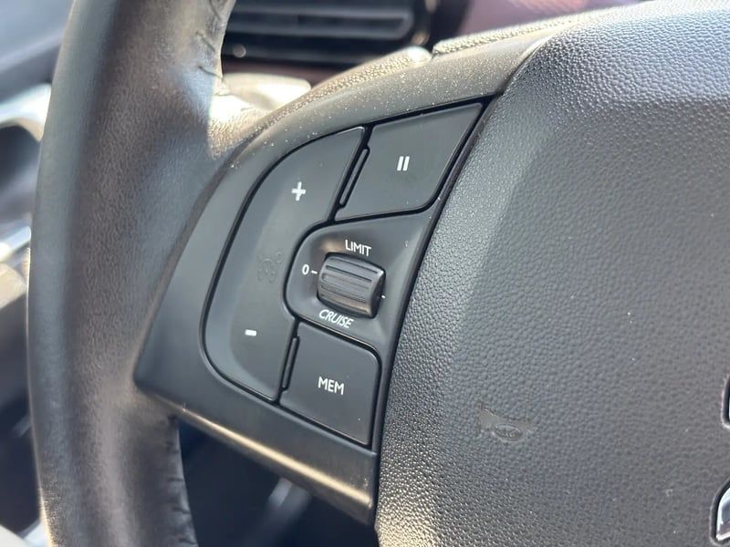 Photo de la voiture CITROEN C4 CACTUS PureTech 110 S&S EAT6 Shine