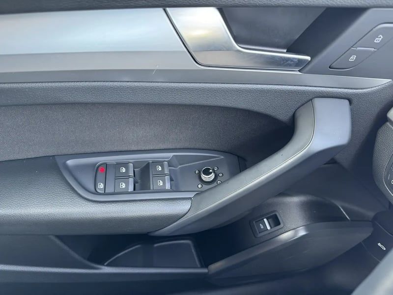 Photo de la voiture AUDI Q5 SPORTBACK 40 TDI 204 S tronic 7 Quattro Design