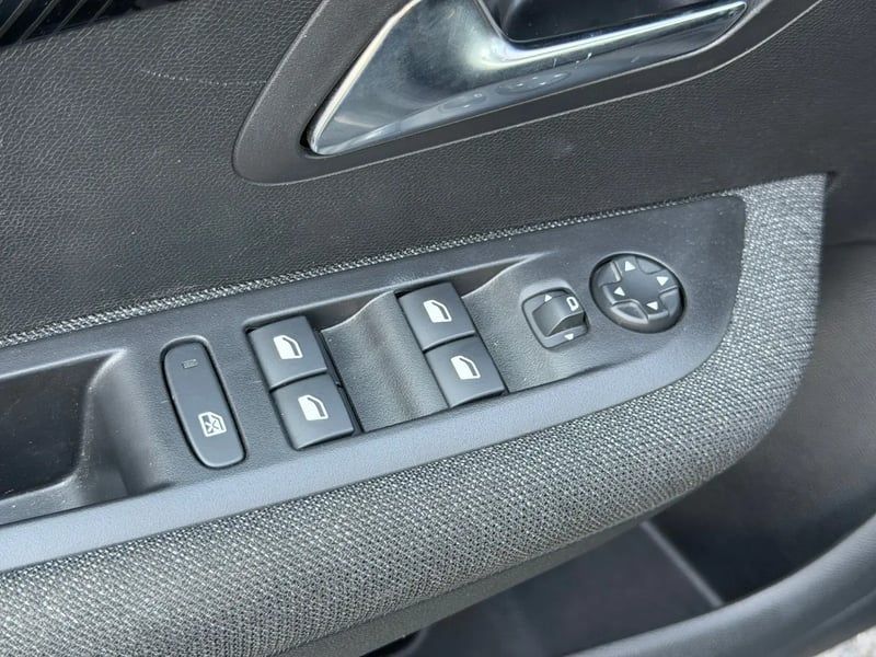 Photo de la voiture PEUGEOT 208 100 S&S BVM6 Style