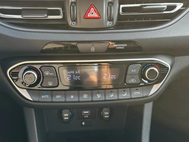 Photo de la voiture HYUNDAI i30 1.0 T-GDi 120 DCT-7 Hybrid 48V Creative