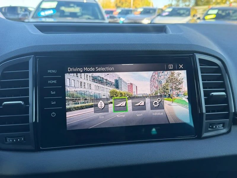 Photo de la voiture SKODA KAROQ 2.0 TDI 150 ch SCR DSG7 Sportline