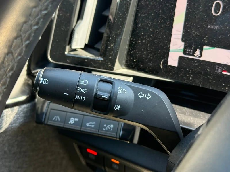 Photo de la voiture RENAULT ESPACE VI E-Tech hybrid 200 Techno