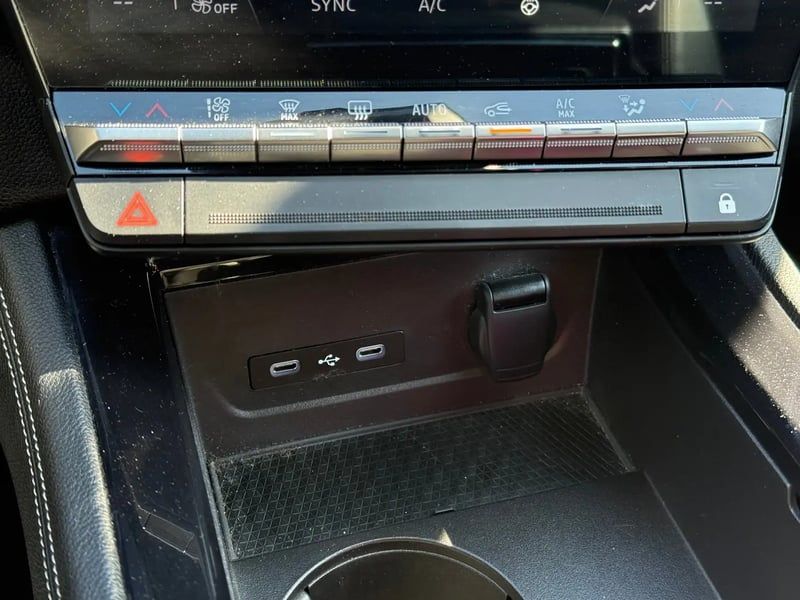 Photo de la voiture RENAULT ESPACE VI E-Tech hybrid 200 Techno