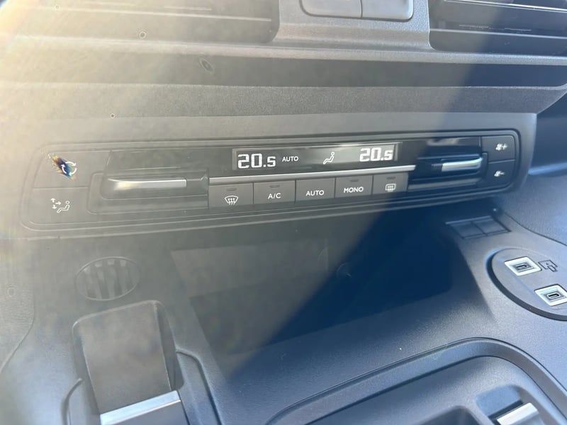 Photo de la voiture PEUGEOT RIFTER Rifter Taille M - 1.5 BlueHDi 130ch S&S GT EAT8 5 places