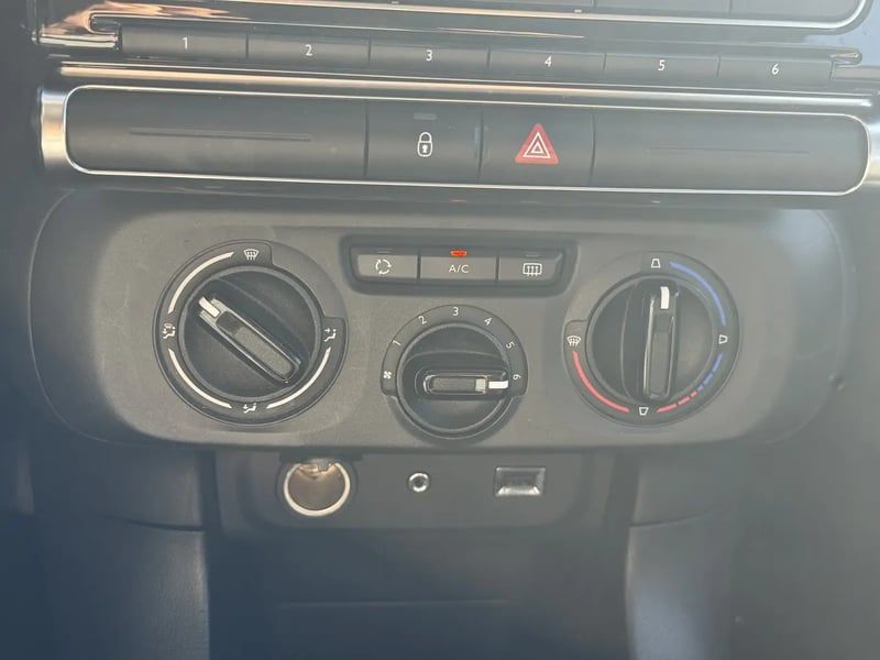 Photo de la voiture CITROEN C3 PureTech 82 Feel