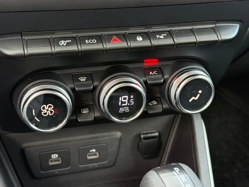 Photo de la voiture DACIA DUSTER TCe 150 FAP 4x2 EDC Prestige