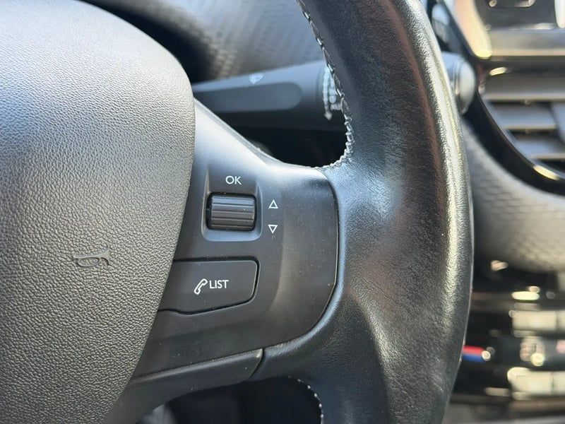 Photo de la voiture PEUGEOT 208 1.6 BlueHDi 75ch BVM5 Style