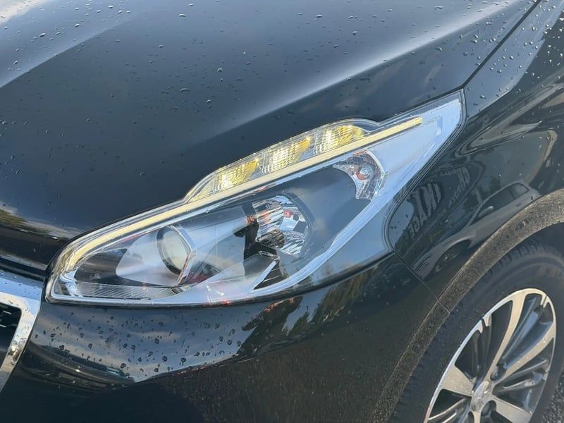 Photo de la voiture PEUGEOT 208 1.6 BlueHDi 75ch BVM5 Style