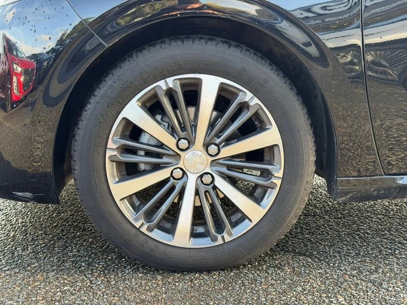 Photo de la voiture PEUGEOT 208 1.6 BlueHDi 75ch BVM5 Style