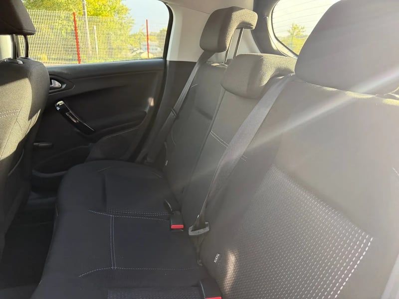 Photo de la voiture PEUGEOT 208 1.6 BlueHDi 75ch BVM5 Style