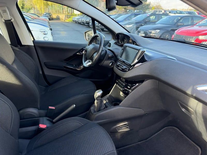 Photo de la voiture PEUGEOT 208 1.6 BlueHDi 75ch BVM5 Style