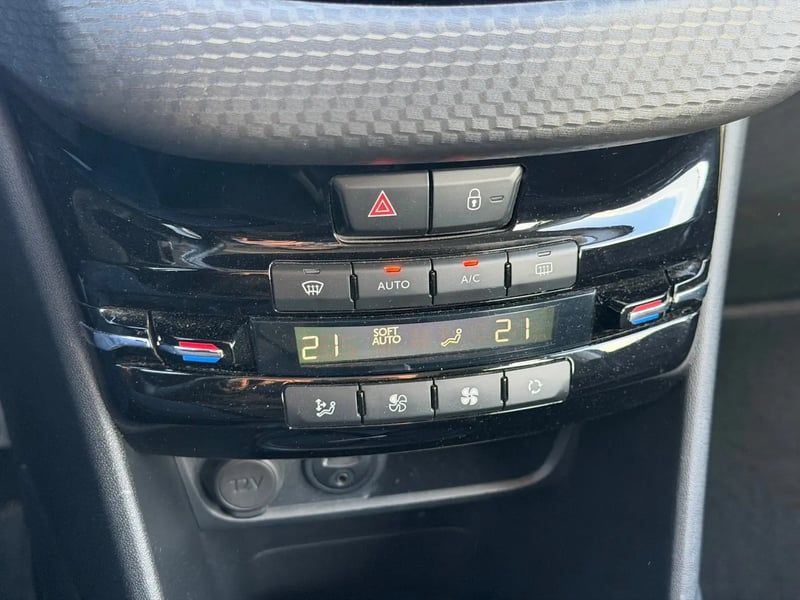 Photo de la voiture PEUGEOT 208 1.6 BlueHDi 75ch BVM5 Style