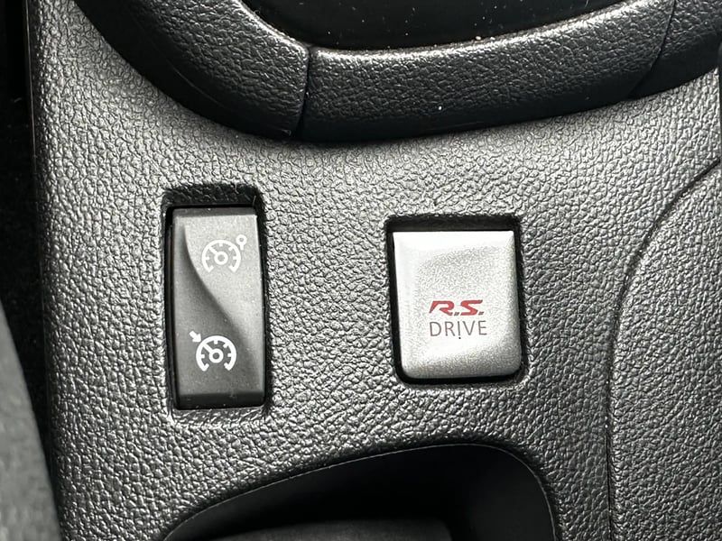 Photo de la voiture RENAULT CLIO IV 1.6 Turbo 220 Energy RS Trophy EDC