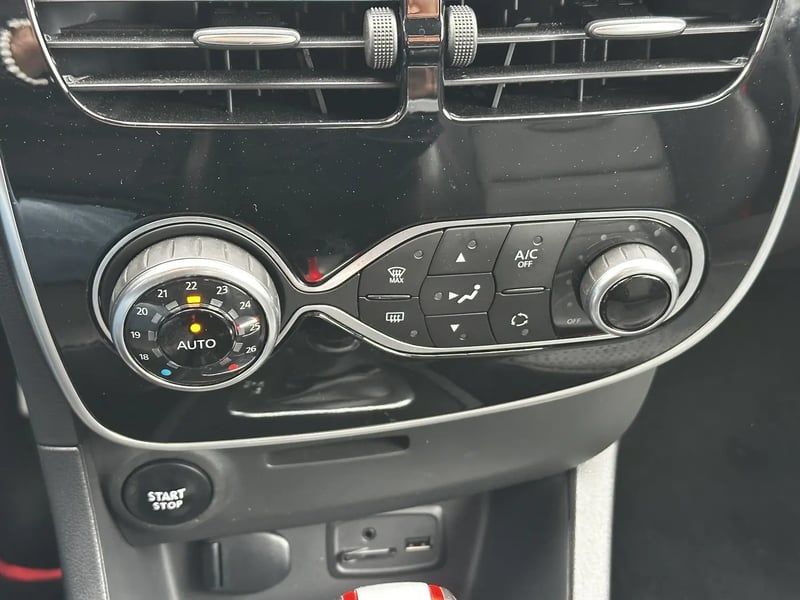 Photo de la voiture RENAULT CLIO IV 1.6 Turbo 220 Energy RS Trophy EDC