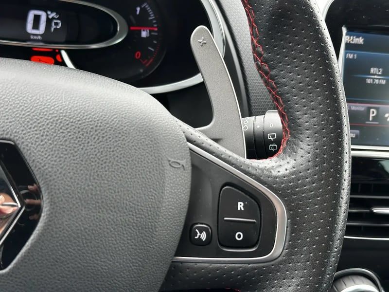 Photo de la voiture RENAULT CLIO IV 1.6 Turbo 220 Energy RS Trophy EDC