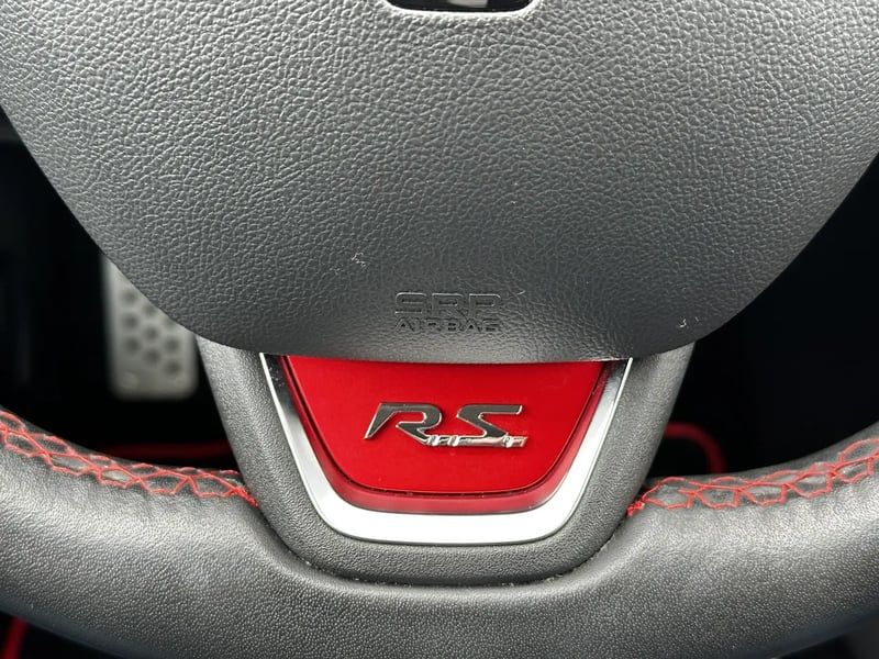 Photo de la voiture RENAULT CLIO IV 1.6 Turbo 220 Energy RS Trophy EDC