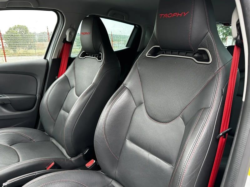 Photo de la voiture RENAULT CLIO IV 1.6 Turbo 220 Energy RS Trophy EDC