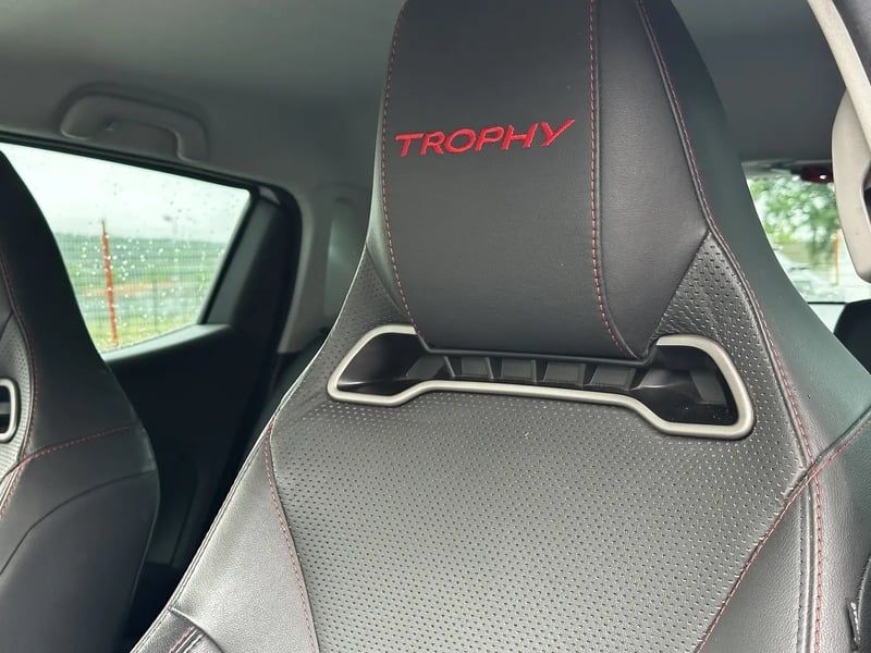 Photo de la voiture RENAULT CLIO IV 1.6 Turbo 220 Energy RS Trophy EDC