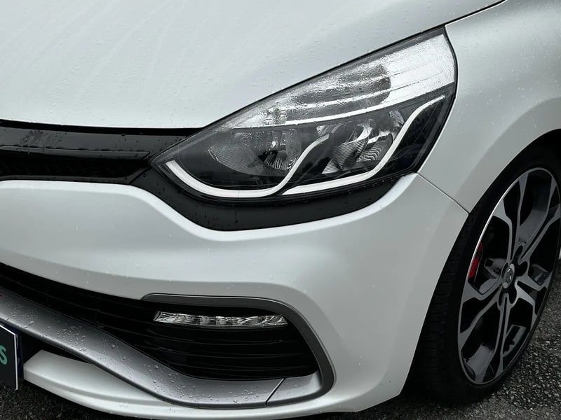 Photo de la voiture RENAULT CLIO IV 1.6 Turbo 220 Energy RS Trophy EDC