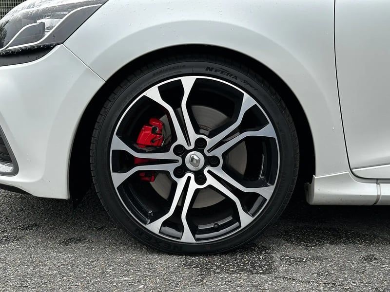 Photo de la voiture RENAULT CLIO IV 1.6 Turbo 220 Energy RS Trophy EDC