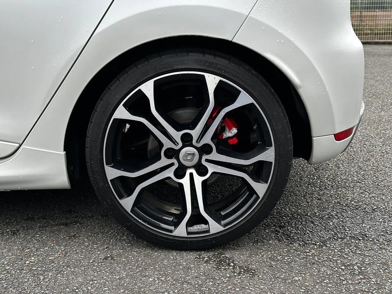 Photo de la voiture RENAULT CLIO IV 1.6 Turbo 220 Energy RS Trophy EDC