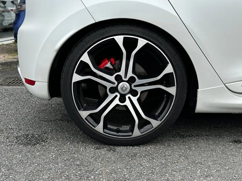 Photo de la voiture RENAULT CLIO IV 1.6 Turbo 220 Energy RS Trophy EDC