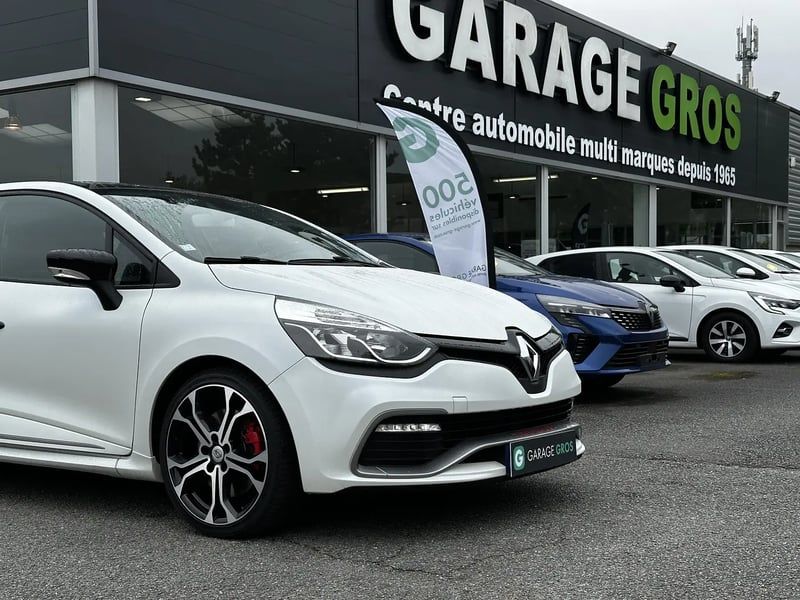 Photo de la voiture RENAULT CLIO IV 1.6 Turbo 220 Energy RS Trophy EDC