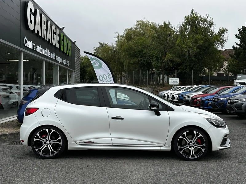 Photo de la voiture RENAULT CLIO IV 1.6 Turbo 220 Energy RS Trophy EDC