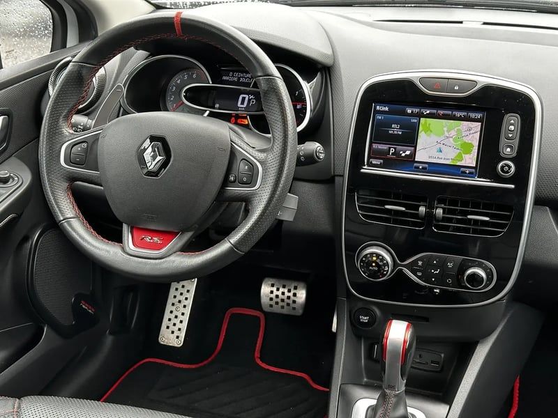 Photo de la voiture RENAULT CLIO IV 1.6 Turbo 220 Energy RS Trophy EDC