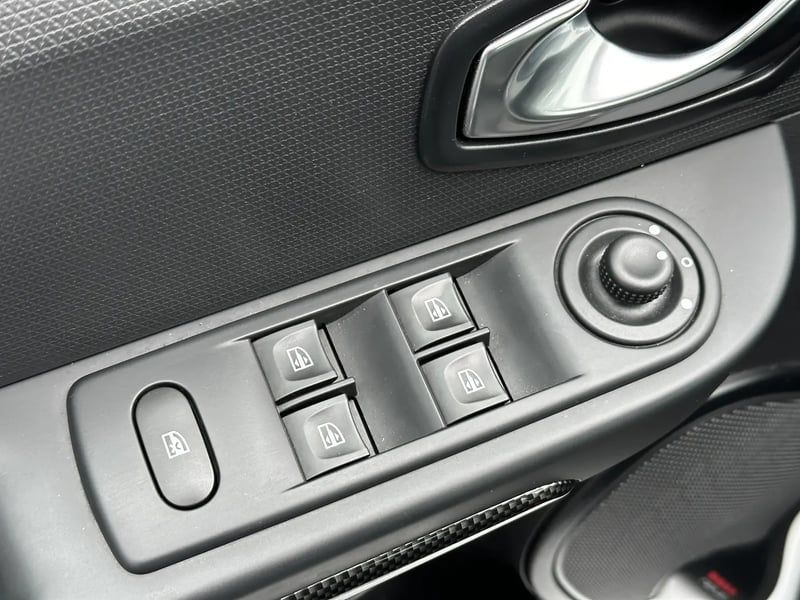 Photo de la voiture RENAULT CLIO IV 1.6 Turbo 220 Energy RS Trophy EDC