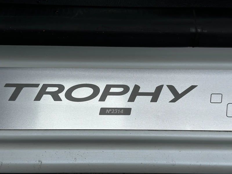 Photo de la voiture RENAULT CLIO IV 1.6 Turbo 220 Energy RS Trophy EDC