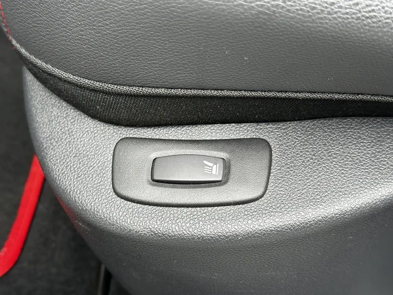 Photo de la voiture RENAULT CLIO IV 1.6 Turbo 220 Energy RS Trophy EDC