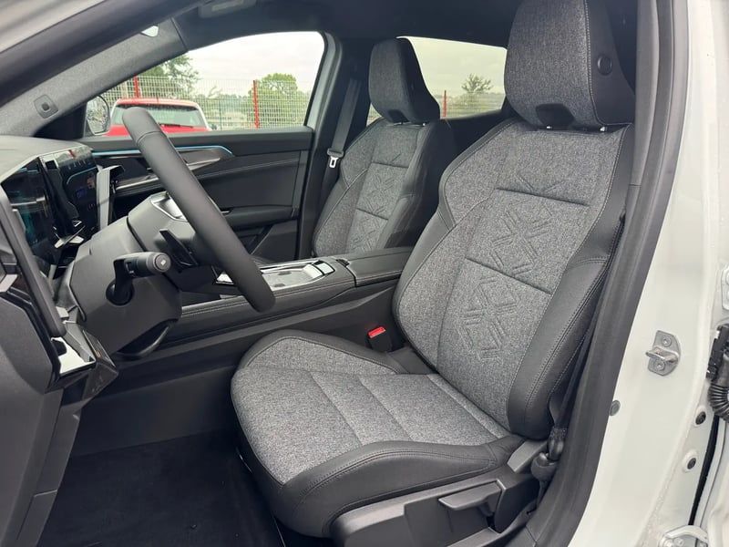 Photo de la voiture RENAULT AUSTRAL full hybrid E-Tech 200 ch Techno