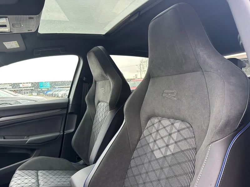 Photo de la voiture VOLKSWAGEN GOLF 2.0 TDI 150 DSG7 R-Line Edition