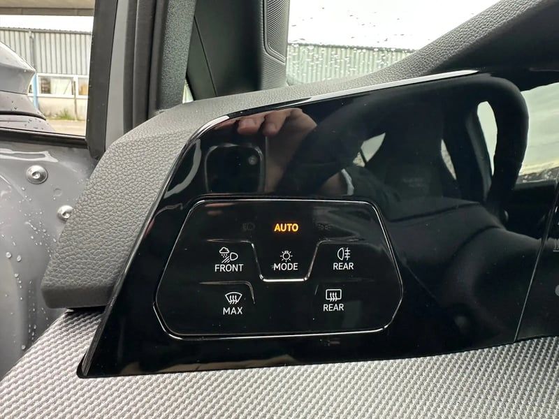 Photo de la voiture VOLKSWAGEN GOLF 2.0 TDI 150 DSG7 R-Line Edition