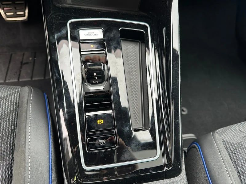 Photo de la voiture VOLKSWAGEN GOLF 2.0 TDI 150 DSG7 R-Line Edition