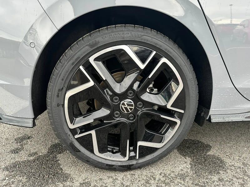 Photo de la voiture VOLKSWAGEN GOLF 2.0 TDI 150 DSG7 R-Line Edition