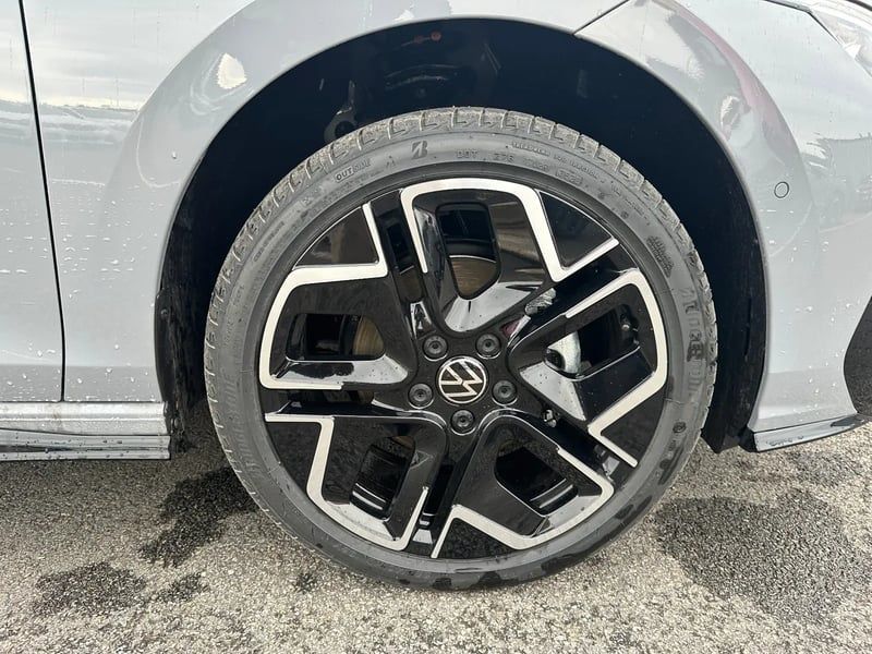 Photo de la voiture VOLKSWAGEN GOLF 2.0 TDI 150 DSG7 R-Line Edition