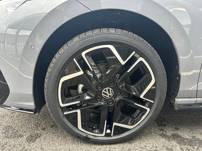 Photo de la voiture VOLKSWAGEN GOLF 2.0 TDI 150 DSG7 R-Line Edition