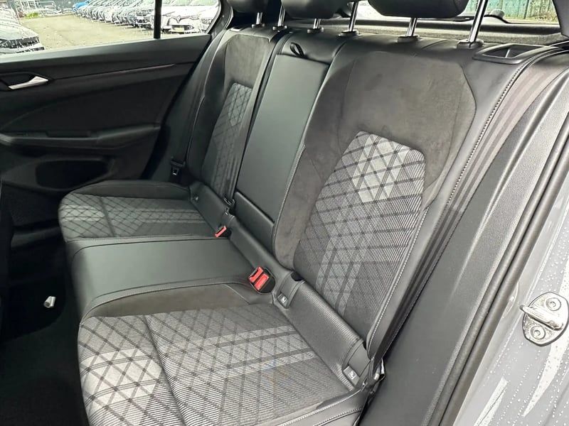Photo de la voiture VOLKSWAGEN GOLF 2.0 TDI 150 DSG7 R-Line Edition