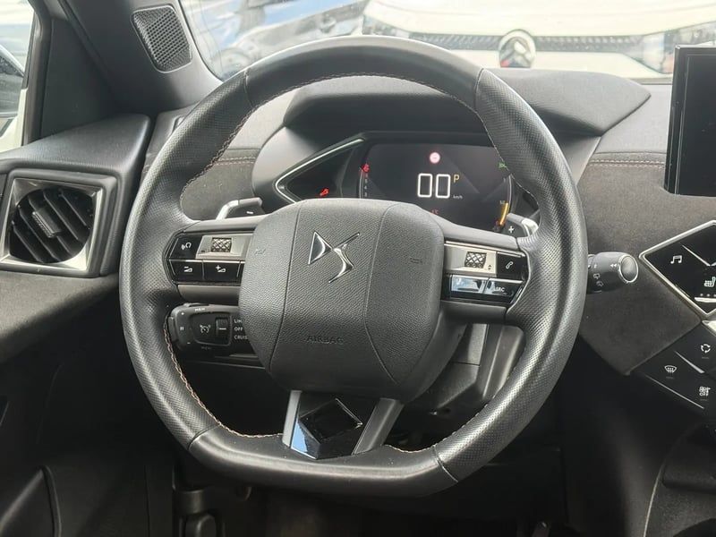 Photo de la voiture DS DS 3 CROSSBACK DS3 Crossback PureTech 130 EAT8 Performance Line