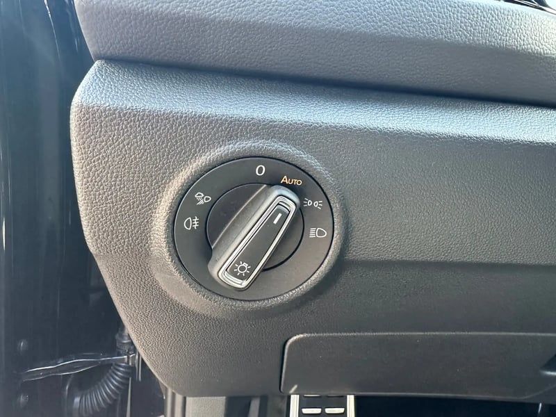 Photo de la voiture VOLKSWAGEN T-ROC 1.5 TSI EVO2 150 Start/Stop DSG7 R-Line Edition