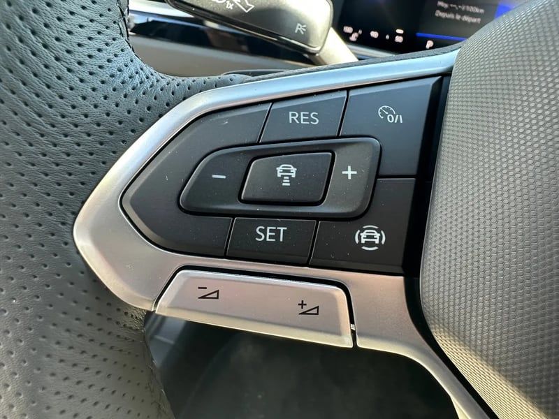 Photo de la voiture VOLKSWAGEN T-ROC 1.5 TSI EVO2 150 Start/Stop DSG7 R-Line Edition